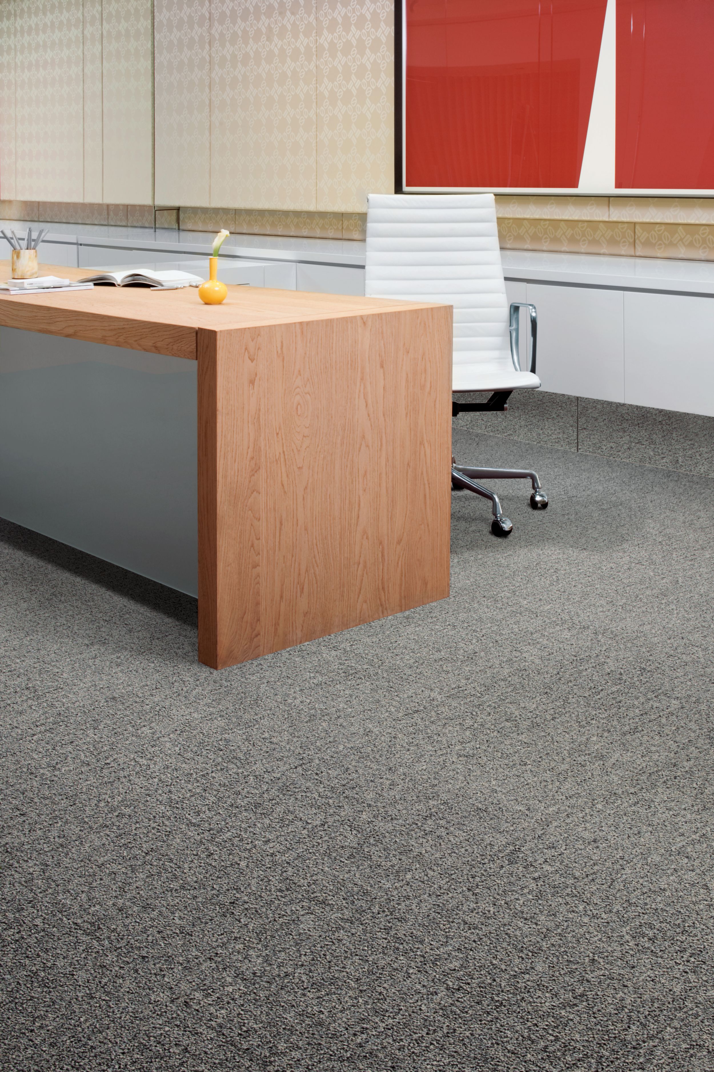 Interface Menagerie II carpet tile in office area with wooden desk and white chair imagen número 6